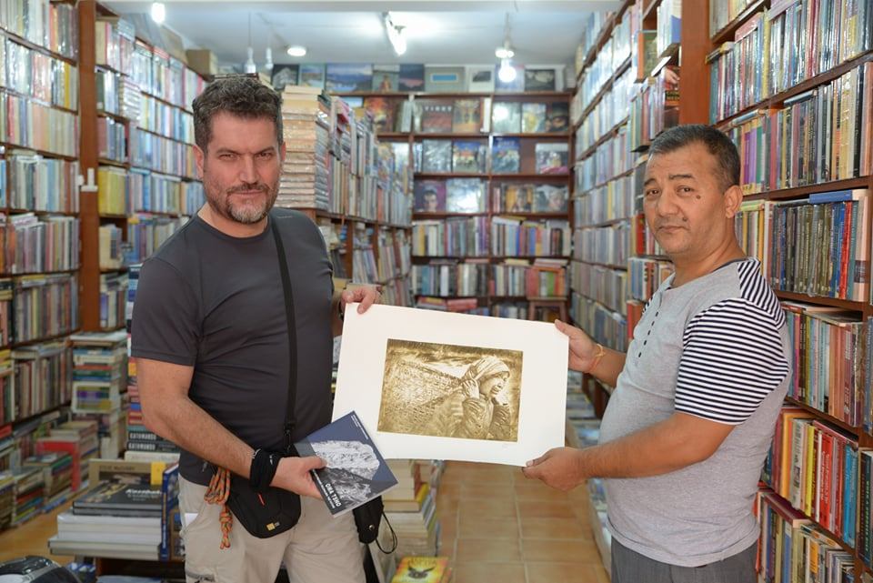 3 Davide Peluzzi con leditore di Vajra Books